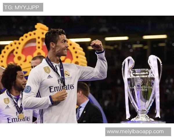 足球明星C罗与好友共享美好时光的吃饭视频引发网友热议